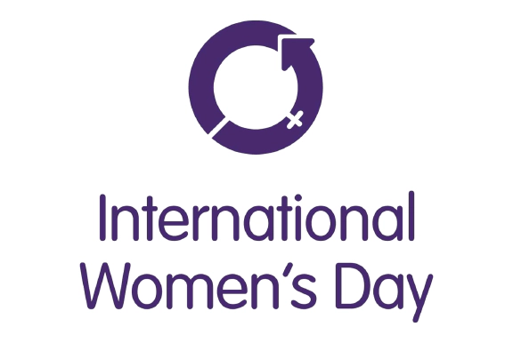白い背景に、1本の長く太い矢印が紫色の円を描く、国際女性デーのロゴ。