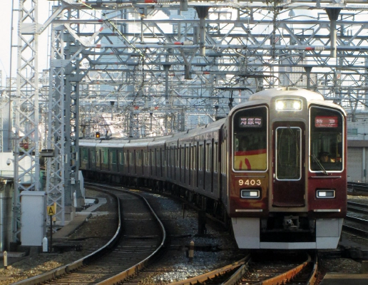 大阪駅線路上の、えんじ色の阪急電車の写真 大阪駅線路上の、えんじ色の阪急電車の写真
