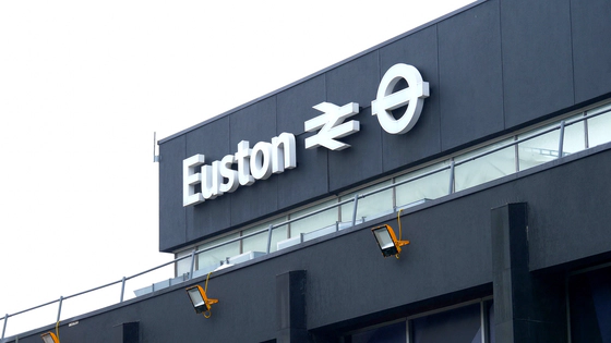A white sign on a black background reading Euston from the Euston train station.