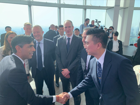Jay Shen, CEO of Transreport, shaking hands with Rishi Sunak, Prime Minister of the United Kingdom, at the G7 2023 summit.